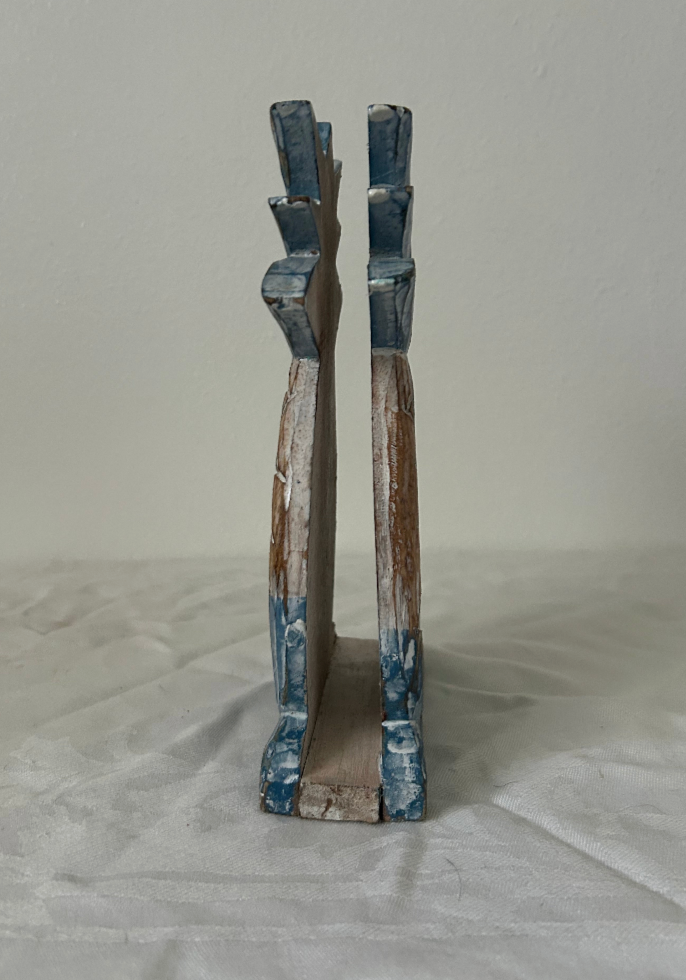 Side profile of the pineapple napkin holder